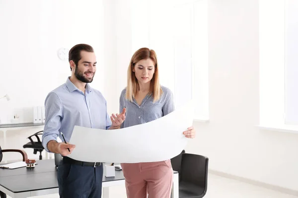 Fastighetsmäklare Visar Plan Lägenhet Till Klienten Office — Stockfoto