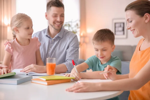 Små Barn Med Föräldrar Gör Läxor Hemma — Stockfoto