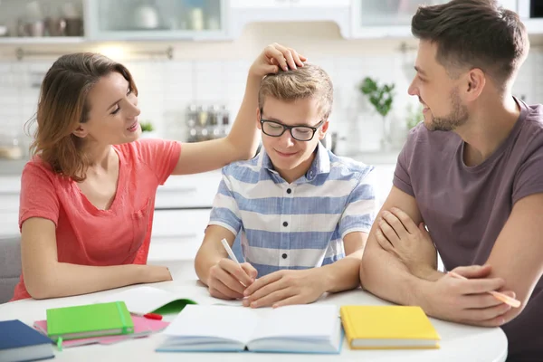 Tiener Met Ouders Thuis Huiswerk — Stockfoto