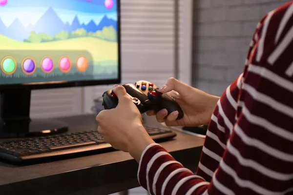 Junge Frau Spielt Videospiele Hause Nahaufnahme — Stockfoto