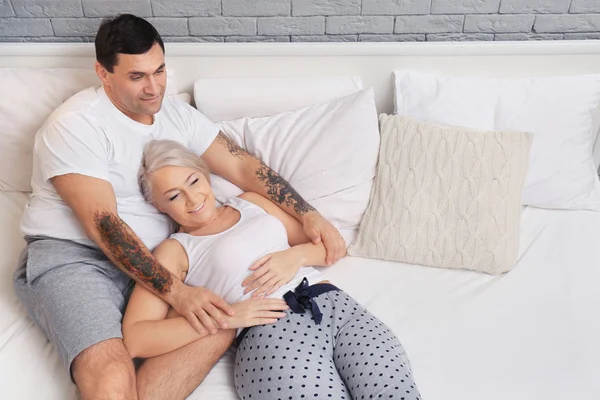 Pareja Madura Cama Cómoda — Foto de Stock