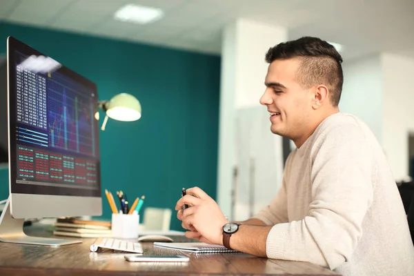 Joven Trabajando Con Ordenador Oficina —  Fotos de Stock