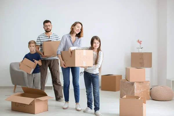 Pareja Con Niños Llevando Cajas Adentro Familia Feliz Día Mudanza — Foto de Stock