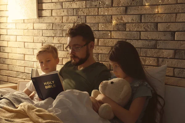 Pai Lendo Bíblia Para Seus Filhos Cama — Fotografia de Stock