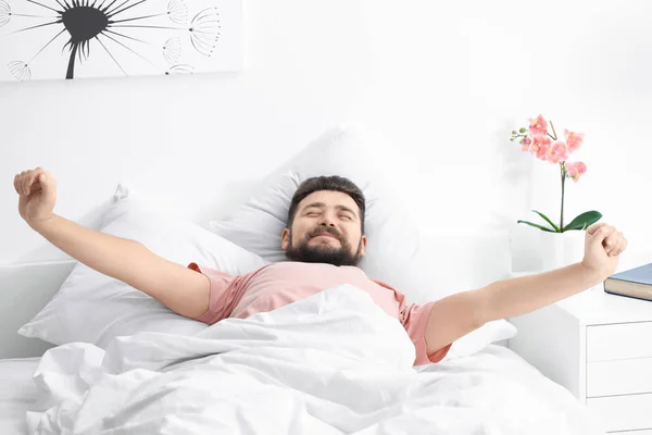 Mañana Del Hombre Estirándose Cama Casa — Foto de Stock