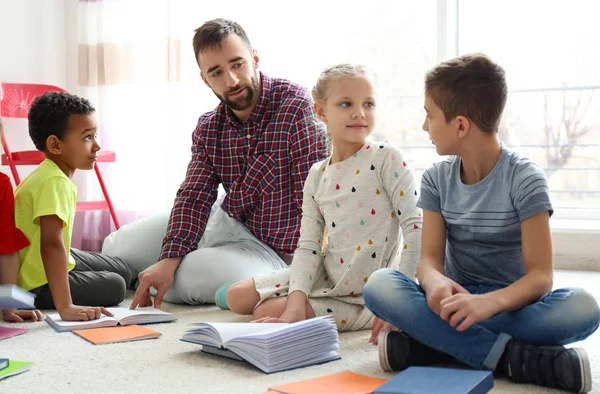 Mannelijke Leraar Kinderen Helpen Met Huiswerk Klas School — Stockfoto