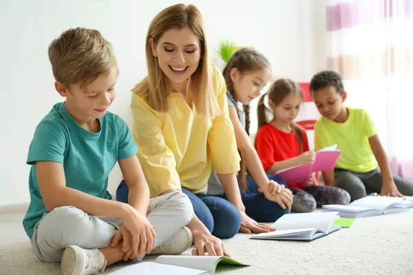 Professora Ajudando Crianças Com Trabalhos Casa Sala Aula Escola — Fotografia de Stock