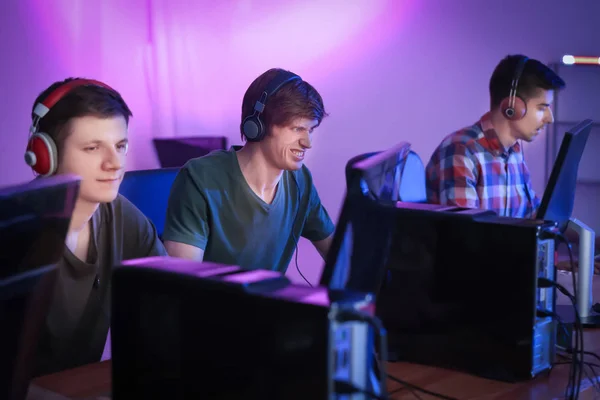 Young People Playing Video Games Tournament — Stock Photo, Image