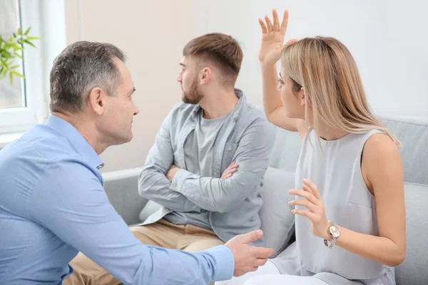 Psicólogo Familiar Trabajando Con Parejas Jóvenes Consultorio —  Fotos de Stock