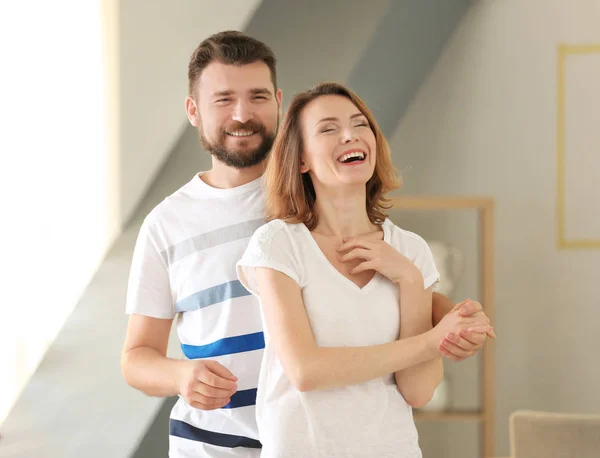 Dejligt Par Danser Sammen Hjemme - Stock-foto