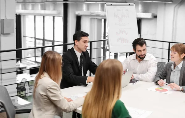 Empleados Oficina Reunidos Sala Conferencias Concepto Comercio Financiero — Foto de Stock