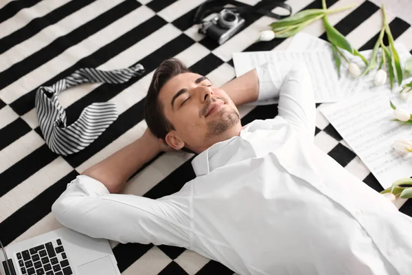 Joven Con Portátil Hojas Música Tumbado Alfombra —  Fotos de Stock