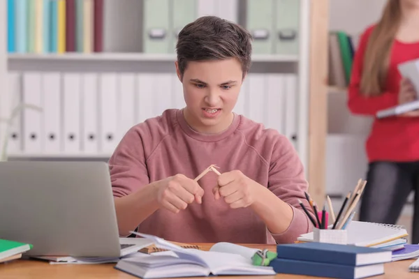 Adolescent Garçon Faire Des Devoirs Table — Photo