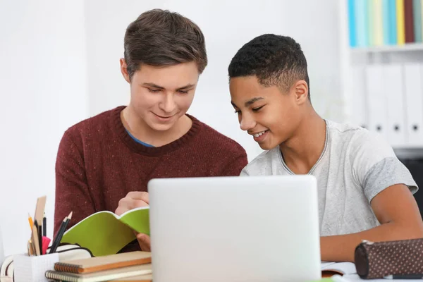 Grupo Adolescentes Haciendo Tareas Mesa — Foto de Stock