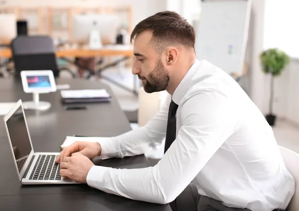 Ung Man Arbetar Kontor Finansiera Handel — Stockfoto