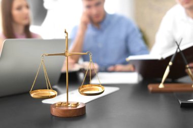 Avukatın ofisinde tablo adaletin terazisi