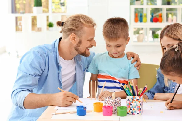 可爱的孩子与父母在家里画画 — 图库照片