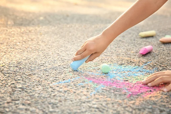 Dessin Enfant Craie Sur Asphalte Extérieur — Photo