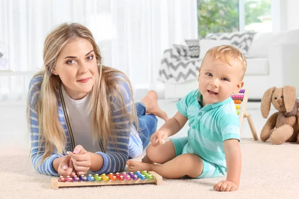Baby Och Mamma Leker Med Leksak Xylofon Hemma — Stockfoto