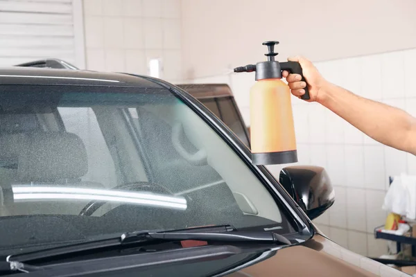 Arbeiter Beschmiert Autoscheibe Geschäft — Stockfoto