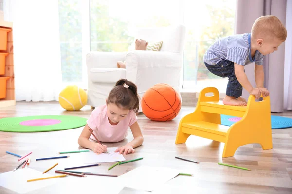 Kleines Mädchen Zeichnet Und Junge Spielt Hause — Stockfoto