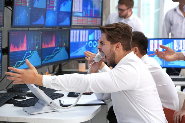 Homme Colère Boursier Travaillant Dans Bureau — Photo