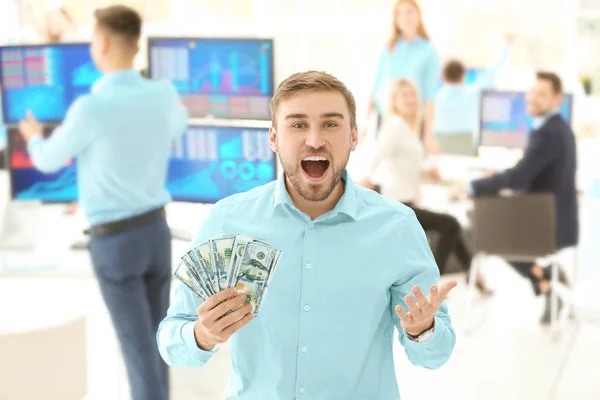 Comerciante Acciones Masculino Feliz Con Billetes Dólar Oficina — Foto de Stock