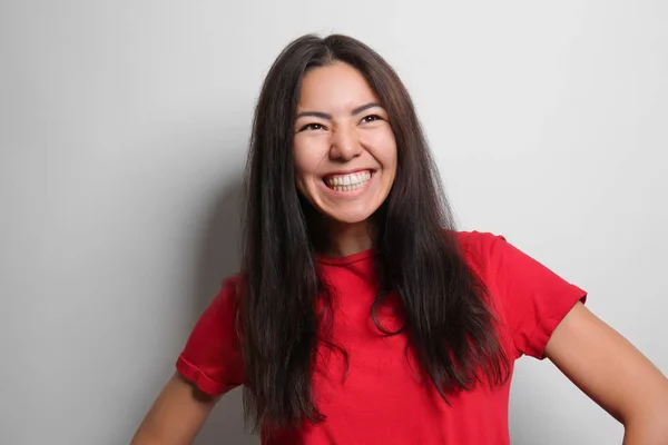 Attraente Giovane Donna Posa Sfondo Colore — Foto Stock