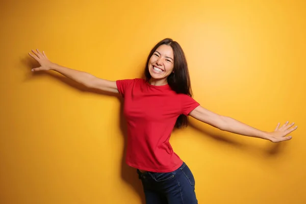 Atractiva Joven Posando Sobre Fondo Color — Foto de Stock