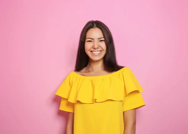 Renk Arka Plan Üzerinde Poz Çekici Genç Kadın — Stok fotoğraf