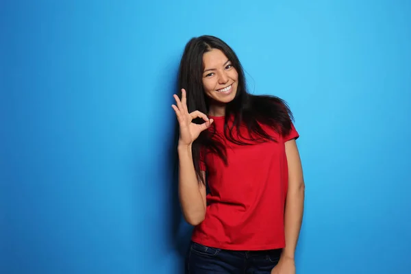 Attraktiv Ung Kvinna Poserar Färg Bakgrunden — Stockfoto