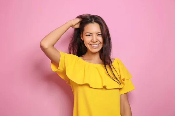Привлекательная Молодая Женщина Позирует Цветном Фоне — стоковое фото