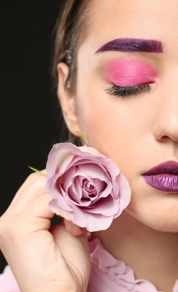 Giovane Donna Con Sopracciglia Tinte Trucco Creativo Sfondo Scuro — Foto Stock