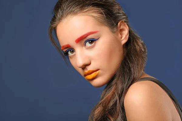 Mujer Joven Con Cejas Teñidas Maquillaje Creativo Sobre Fondo Oscuro — Foto de Stock