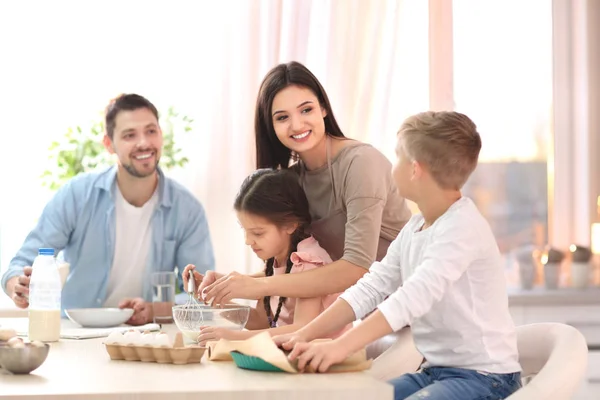 Happy Keluarga Memasak Kue Kue Bersama Dapur — Stok Foto
