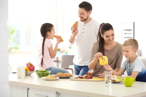 Mutlu Bir Aile Mutfakta Kahvaltı Yapıyor — Stok fotoğraf