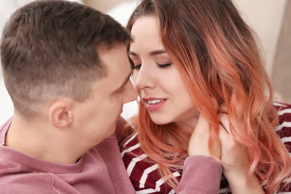 Porträt Eines Niedlichen Jungen Liebespaares Hause Nahaufnahme — Stockfoto