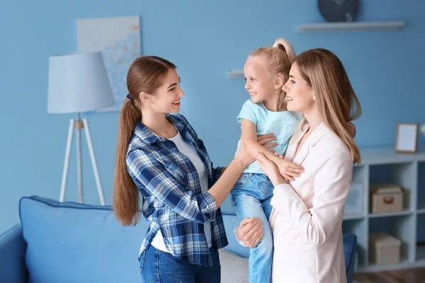 Mãe Deixando Sua Filha Com Babá Casa — Fotografia de Stock