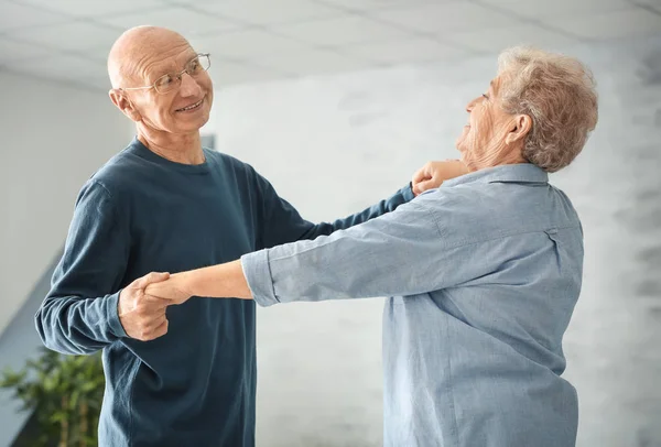 Nettes Älteres Paar Tanzt Hause — Stockfoto