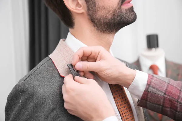 Penjahit Dengan Klien Atelier Closeup Jahitan Custom Made Suit — Stok Foto