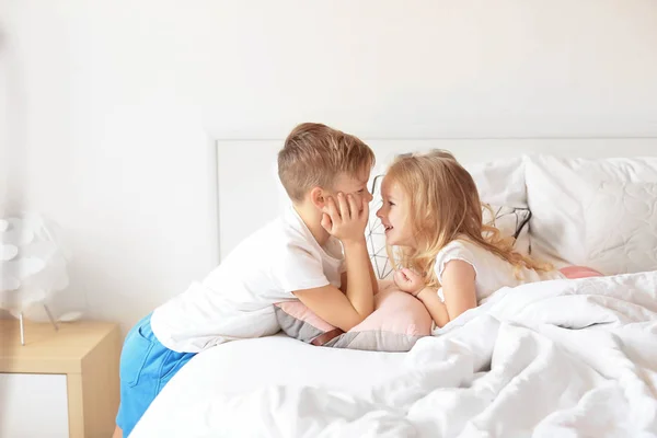 Lindos Niños Jugando Cama Con Almohadas Suaves Casa —  Fotos de Stock