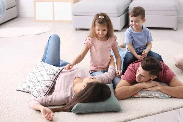 Gelukkige Familie Met Kussens Thuis — Stockfoto