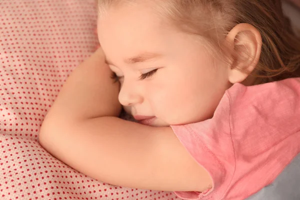 Menina Bonito Dormindo Cama Casa Close — Fotografia de Stock