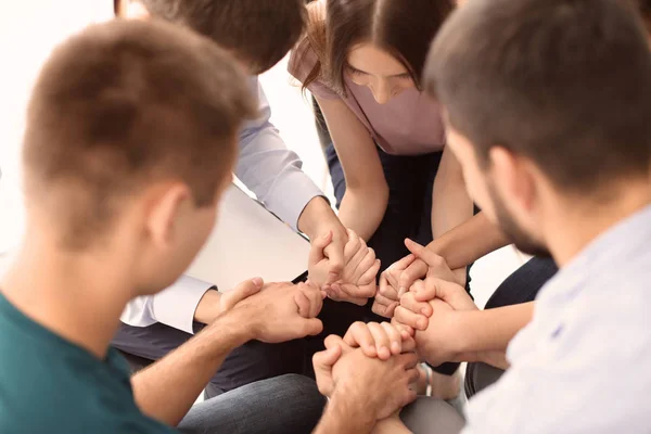 Pessoas Mãos Dadas Sessão Terapia Grupo — Fotografia de Stock