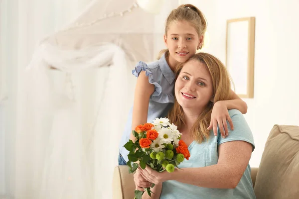 Retrato Mãe Filha Feliz Com Buquê Flores Casa — Fotografia de Stock