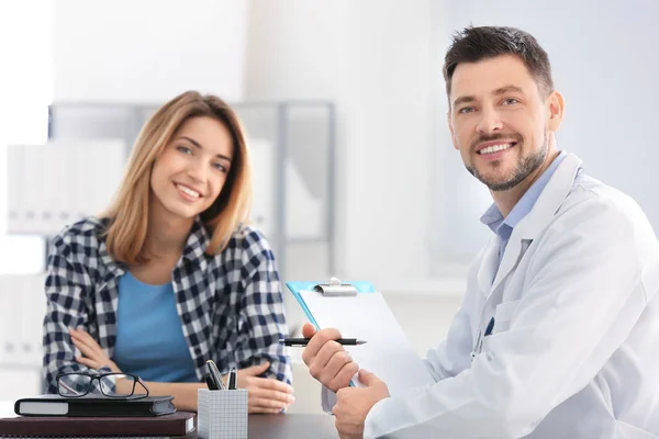 Doctor Consulting Female Patient Clinic — Stock Photo, Image