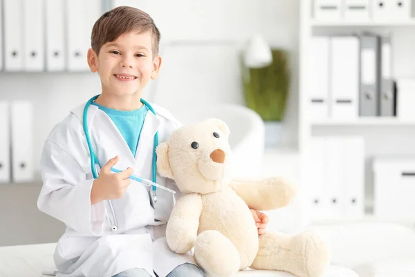 Schattige Kleine Jongen Verkleed Als Arts Spelen Met Speelgoed Beer — Stockfoto