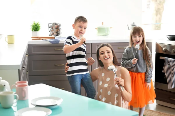 Szczęśliwa Rodzina Pomocą Naczynia Jako Mikrofon Kuchni — Zdjęcie stockowe