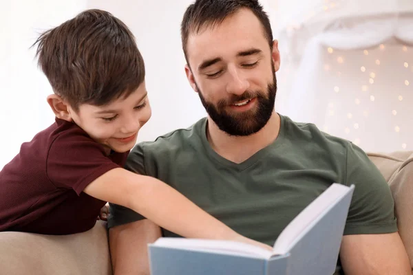 Hombre Leyendo Libro Hijo Casa —  Fotos de Stock