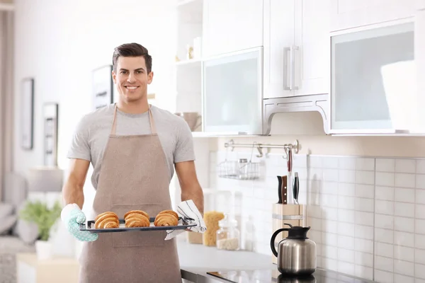 Man Håller Bakplåt Med Läckra Hembakade Croissanter Köket — Stockfoto